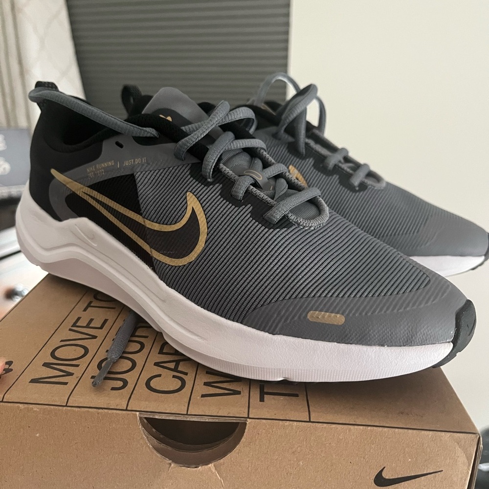 Nike Kids Sneakers in Gray and Gold